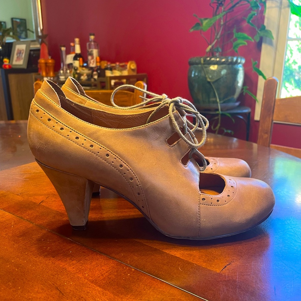 Indigo by Clarks- vintage tan leather lace-up dress heels- size 8 medium